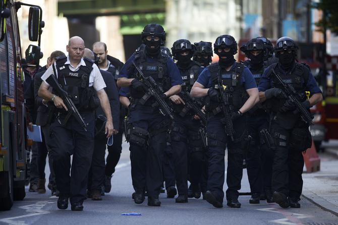 테러 대응 빨라진 英경찰, 실탄·헬기 동원 8분만에 진압
