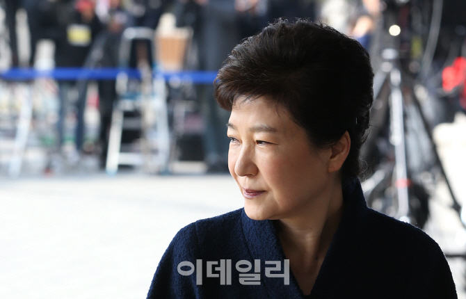 `박근혜 거부권`이 길 터준 문재인정부 행보