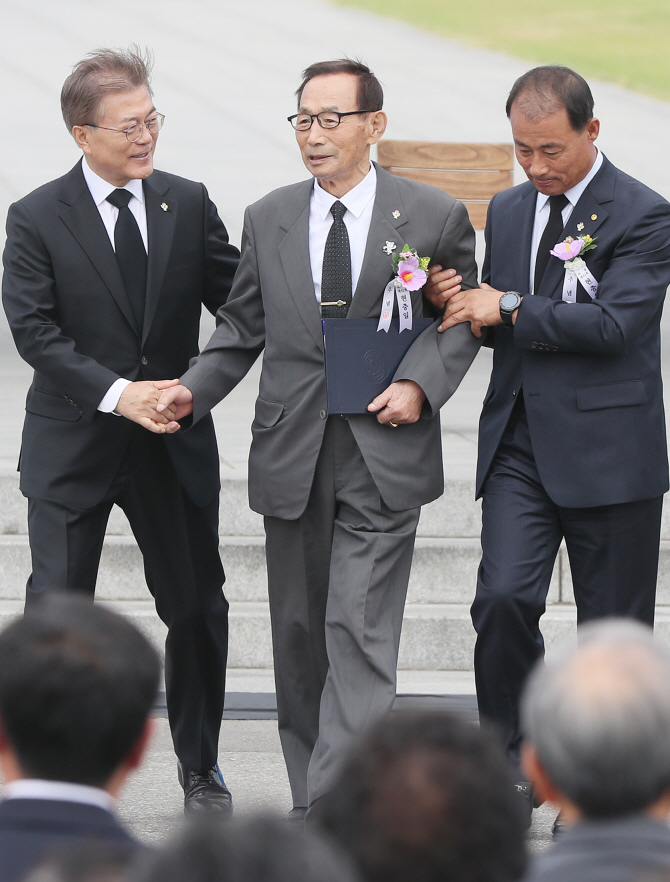 [포토] 국가유공자 박용규씨 부축하는 문재인 대통령