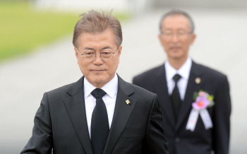 文대통령, '보훈처 격상' 언급 때 첫 박수…"학도의용군, 챙길 것"