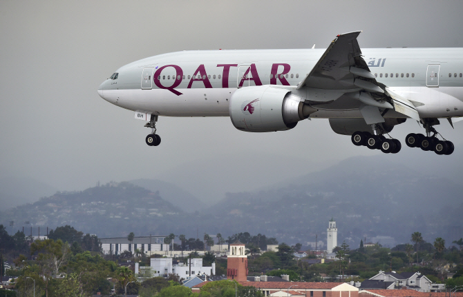 ‘카타르 집단 단교’ 최대 피해자는 카타르 항공…수익 30% 급감