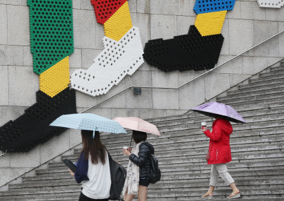 "우산 챙기세요"…중부지방 낮부터 요란한 소나기