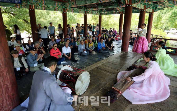[포토] 광한루에서 국악연주 듣는 관람객들
