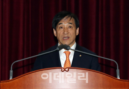 이주열 "경기회복 뚜렷하면 완화적 통화정책 조정"(상보)