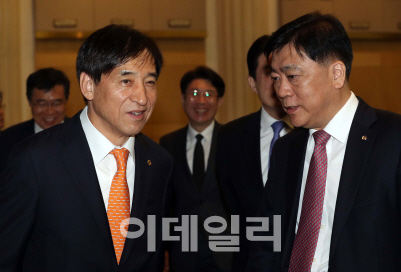 [일문일답]긴축 신호 보낸 이주열 "경기 회복세 본격화하면 할 것"