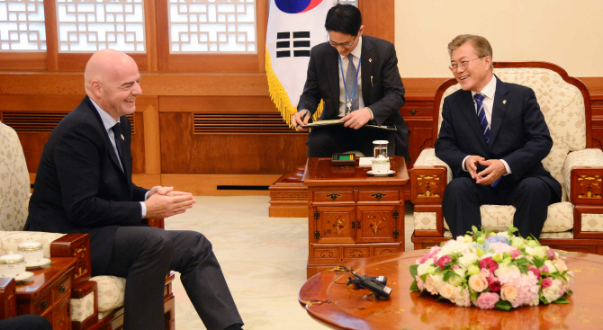 文대통령, '피파' 회장 접견…"축구, 가장 민주적인 스포츠"