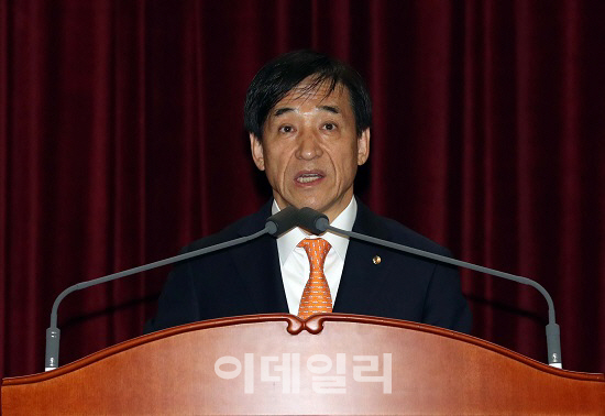 '인상 깜빡이' 처음 켠 韓銀…금융시장은 '화들짝'(종합)