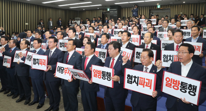 한국당 "인사청문회 보이콧"VS"참석해서 문제점 알려야"