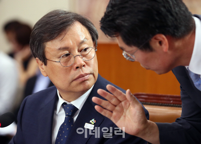 [포토]도종환 문체부 장관 후보자, '답변은 이렇게'