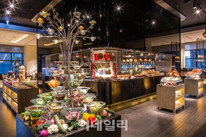  콘래드 서울, 무제한 음료 즐기는 ‘새터데이 마켓’ 진행