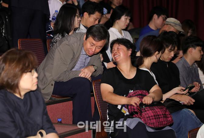 도종환 장관 첫 행보 '윤소정 빈소·연극인' 찾았다