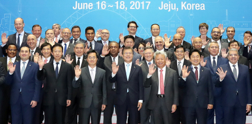 [2017 AIIB]美와 어색해진 日, 中 손 잡을까