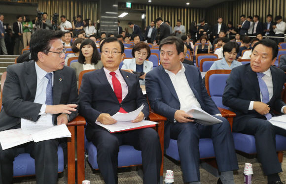한국당, `안이한 인사검증 책임` 조국 민정수석 등 국회출석 요구