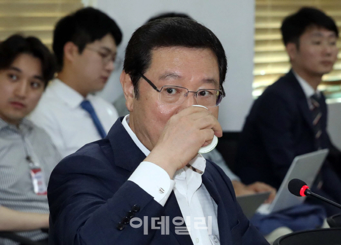 [포토]물 마시는 이용섭 부위원장