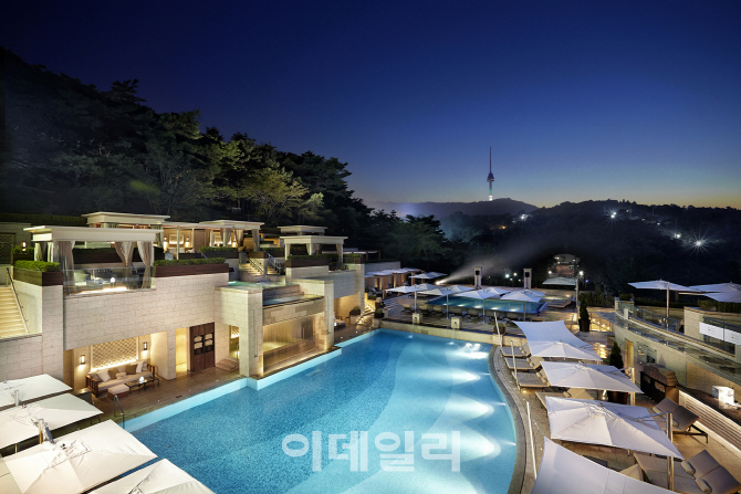 서울신라호텔, 야간 수영장 패키지 출시…"달빛에 취하다"