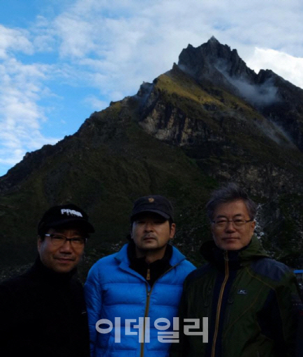 "탁현민 없으면 안 될 사연이라도"..性 논란에 뒷목 뻐근하다는 국민의당