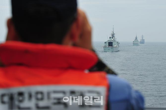 [포토]제주 인근 해역서 연합 훈련하는 한·캐나다 해군