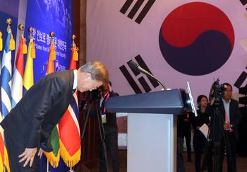 文 "피난민 아들, 대통령 돼 여러분과 함께"…6·25 용사들, 9차례 박수