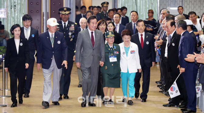 [포토]'6·25전쟁 제67주년 행사 찾은 이낙연 총리'