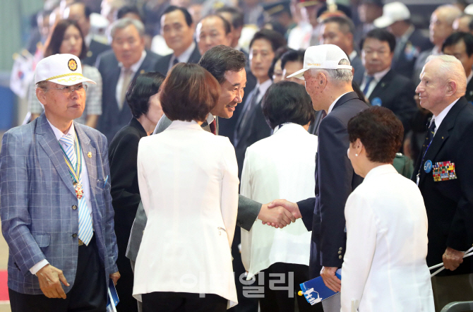 [포토]'국가유공자와 악수하는 이낙연 총리'