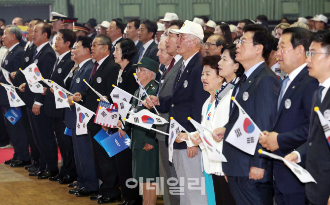 [포토]'6·25의 노래 제창하는 이낙연 총리'