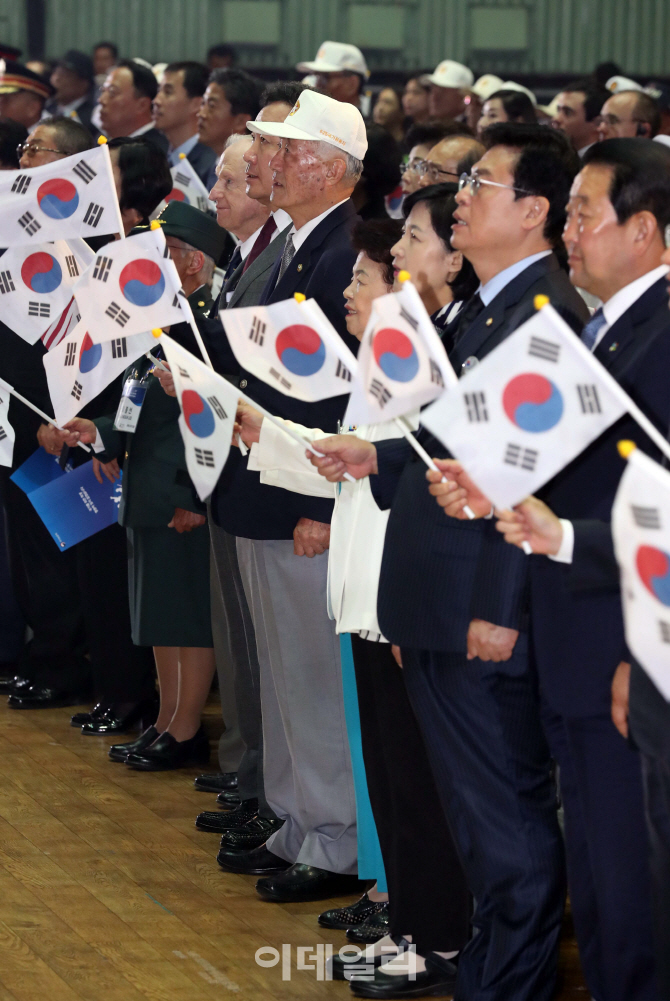 [포토]'6·25의 노래 제창하는 이낙연 국무총리'