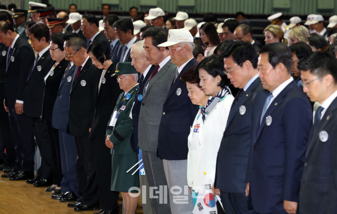 [포토]'묵념하는 이낙연 국무총리'