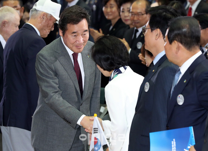 [포토]악수하는 이낙연-추미애