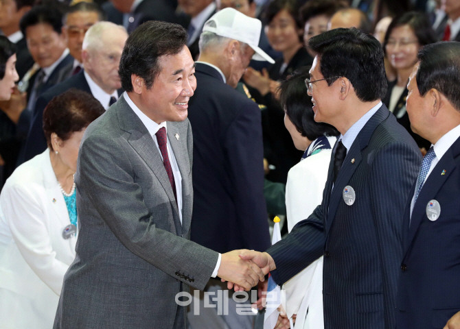 [포토]악수하는 이낙연-정우택