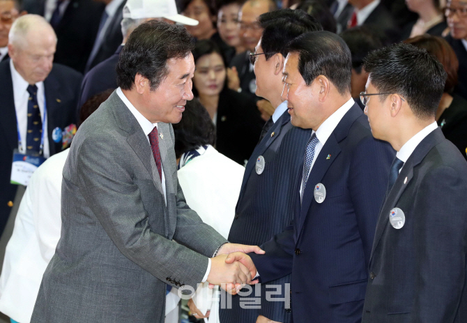 [포토]악수하는 이낙연-박주선