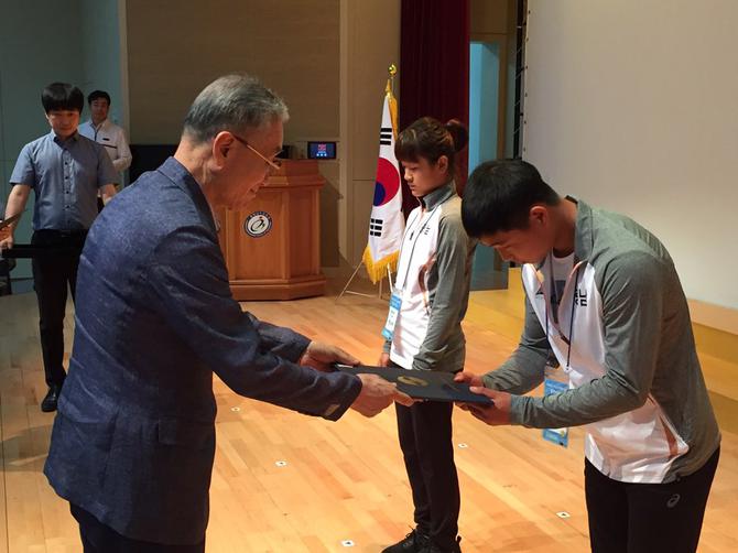 계룡장학재단, 전국소년체전서 입상한 충남 학생들에게 장학금 전달