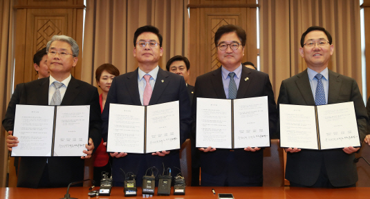 4黨, 닷새 만에 ‘국회 정상화’ 합의...조국 출석은 합의서 빼(종합)