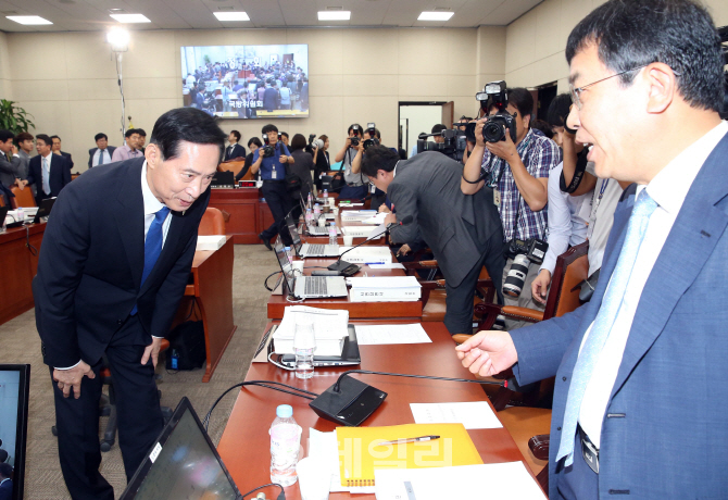 [포토]허리숙여 인사하는 송영무 후보자