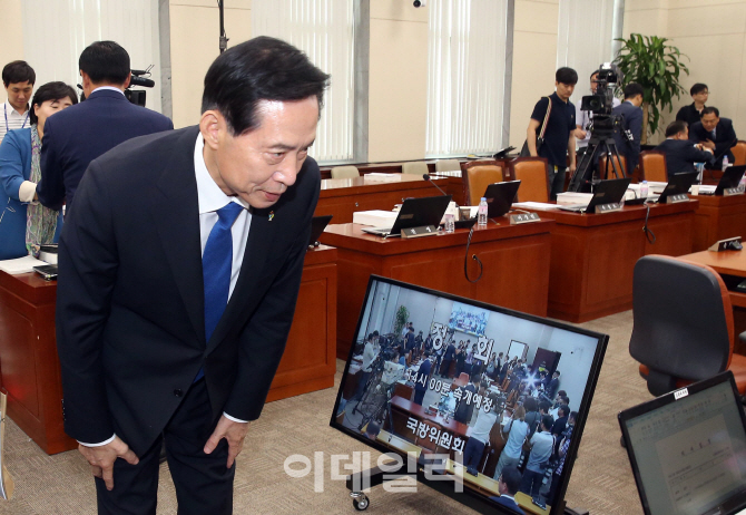 [포토]공손하게 인사하는 송영무 국방부 장관 후보자