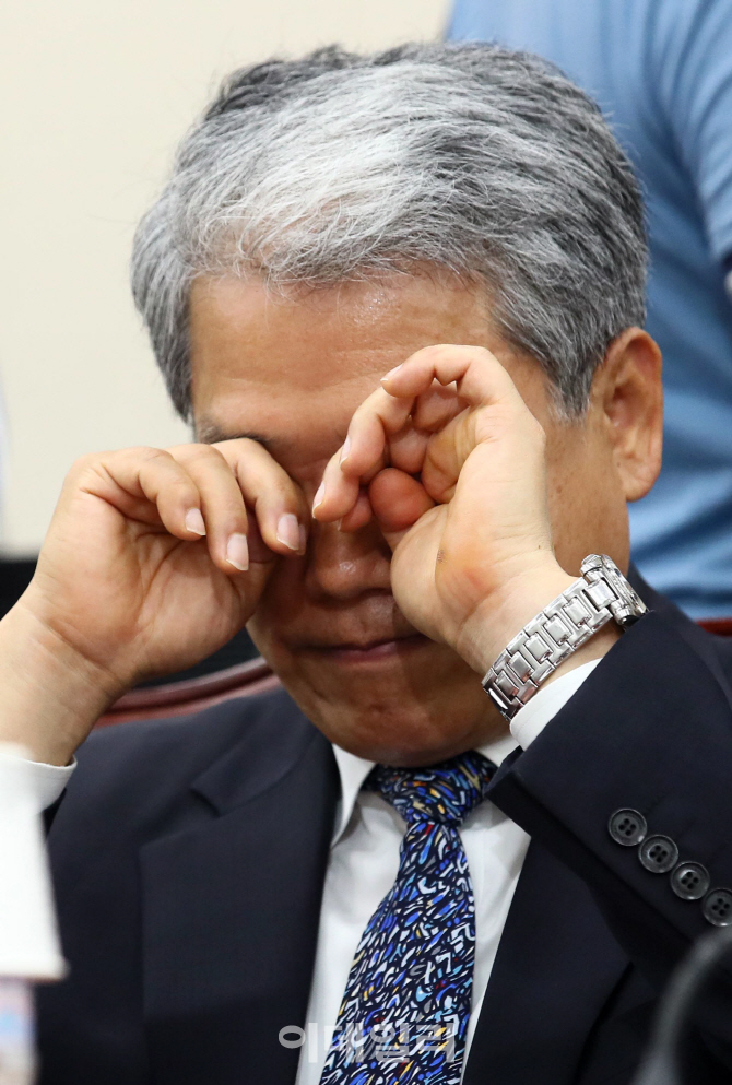[포토]대통령 아들 증거 조작 논란, '김동철 원내대표, 앞이 안보인다'