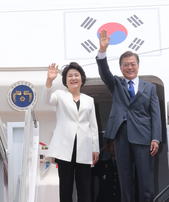 文대통령, 방미 순방 위해 출국..환송행사 간략