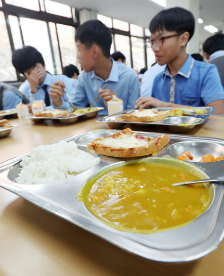 “아이들 도시락 어쩌나”…급식파업에 학부모들 울상(종합)