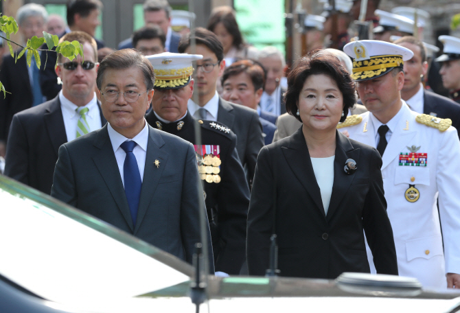 [포토] '장진호 전투 기념비' 방문한 문 대통령