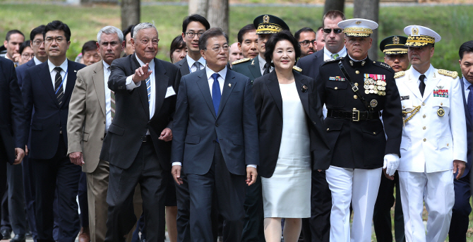 [포토] 장진호 전투기념비 도착한 문 대통령