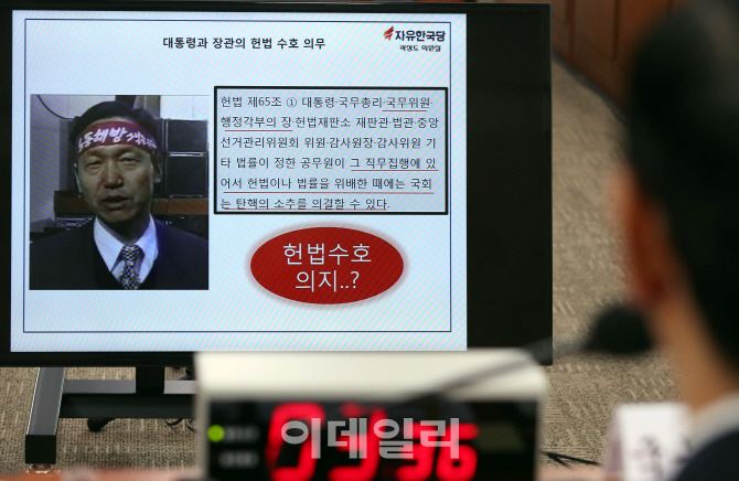 [포토]자유한국당 의원 질문 듣는 김상곤 후보자