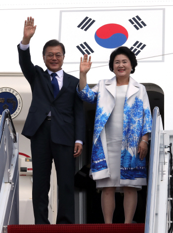 ‘어머니 한복, 파랑, 버선, 제(悌)’..‘유쾌한 정숙씨’, 패션 외교 키워드
