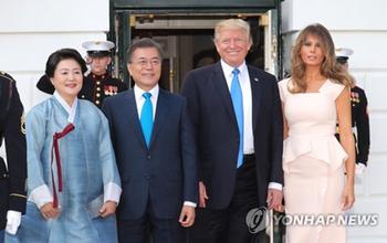 [대통령 패션] 김정숙 여사, 국격 올리는 패션 외교 '눈길'