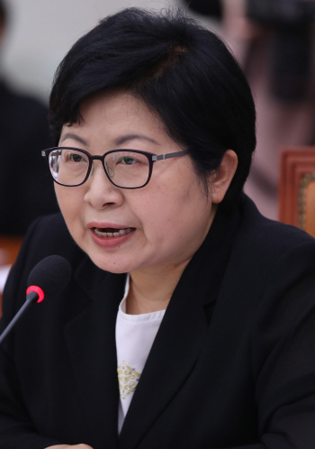 정현백 "한일 위안부 합의 재협상 필요 화치재단 점검도"