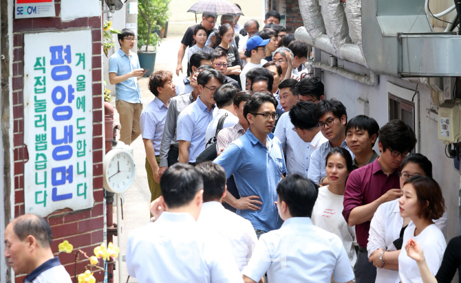 [포토]'무더위에 냉면집 찾은 시민들'