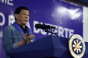 필리핀 두테르테 "IS 생포할 필요 없다, 모두 죽여라"