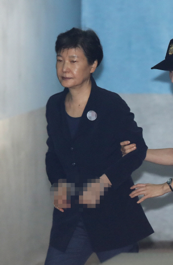 대통령, 판사보다 높은 사람 아니다