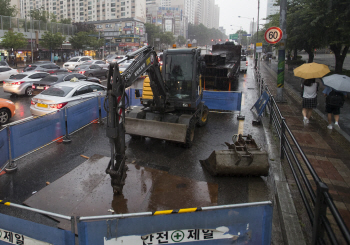 낙뢰에 북한산서 2명 사상…양계장 폐사 등 전국서 피해 속출