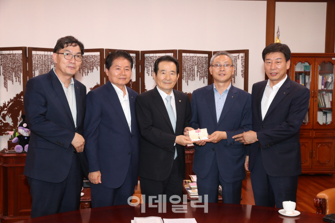 [포토]농협 행복이음패키지 가입 릴레이, 정세균 국회의장 도농상생 상품 가입 동참-2
