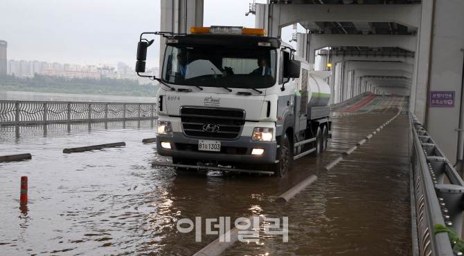 [포토]팔당댐 방류로 통제된 잠수교
