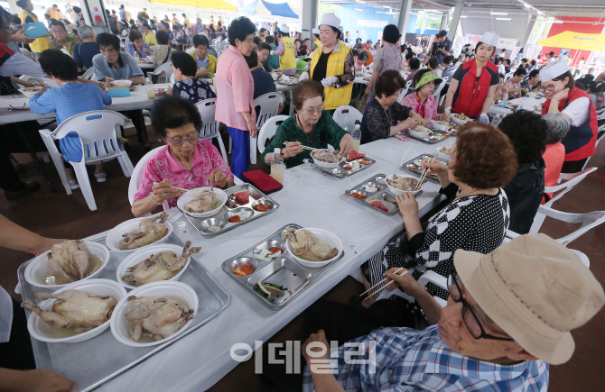 [포토]'초복맞이 삼계탕 나눔'